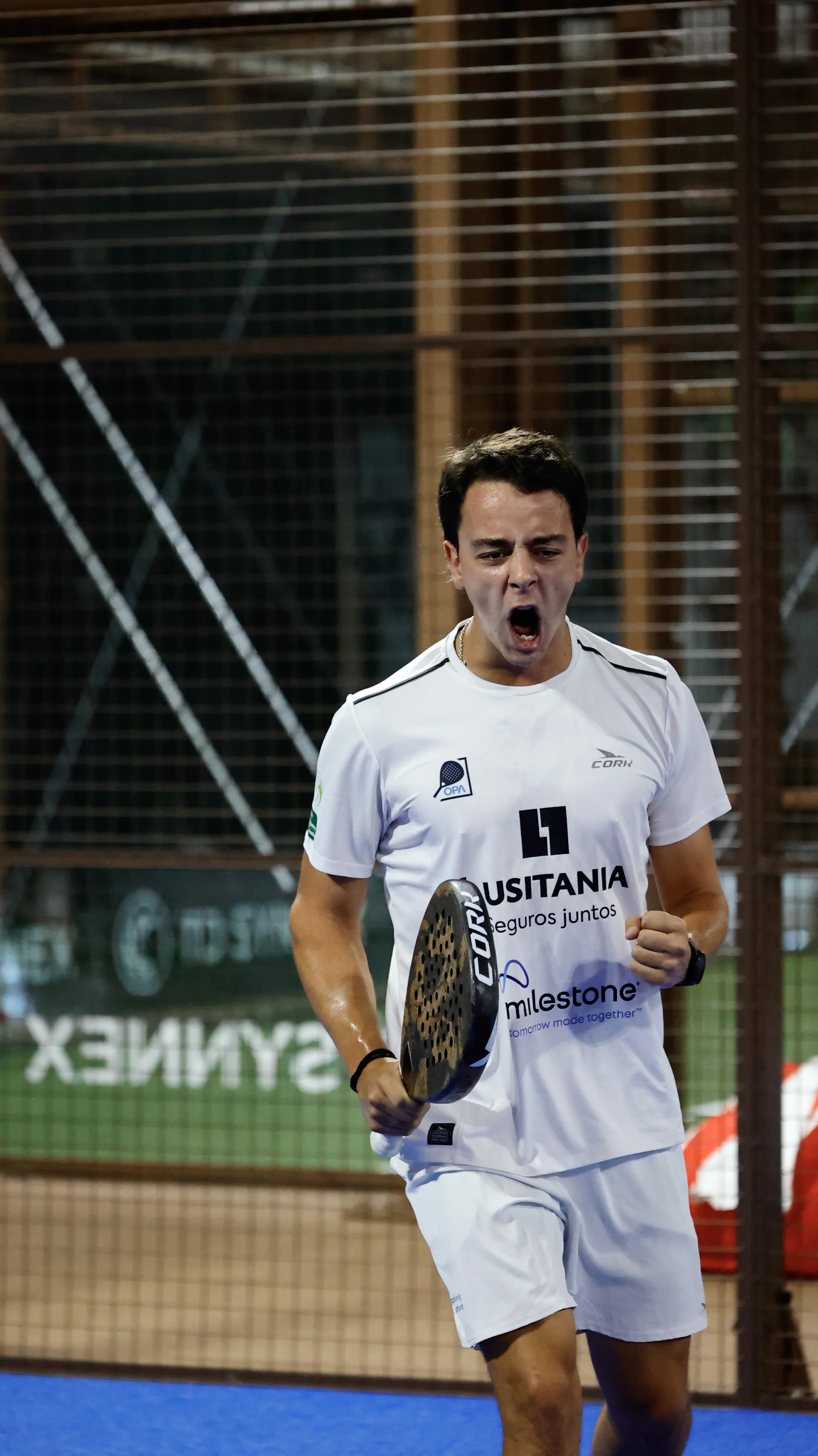 Jogador em campo de padel